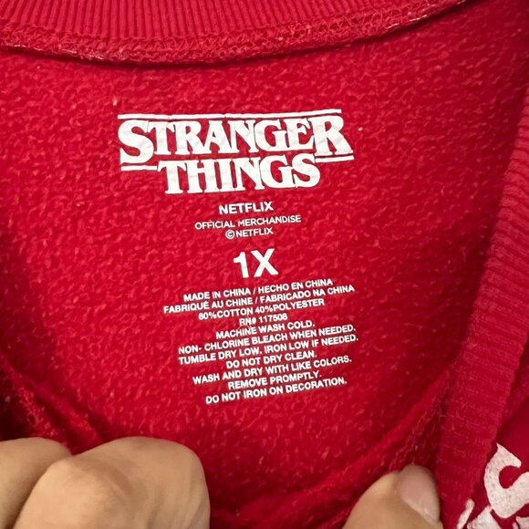 Stranger Things Womens Red All Over Logo Spellout Sweatshirt Plus Size 1X - Picture 5 of 5